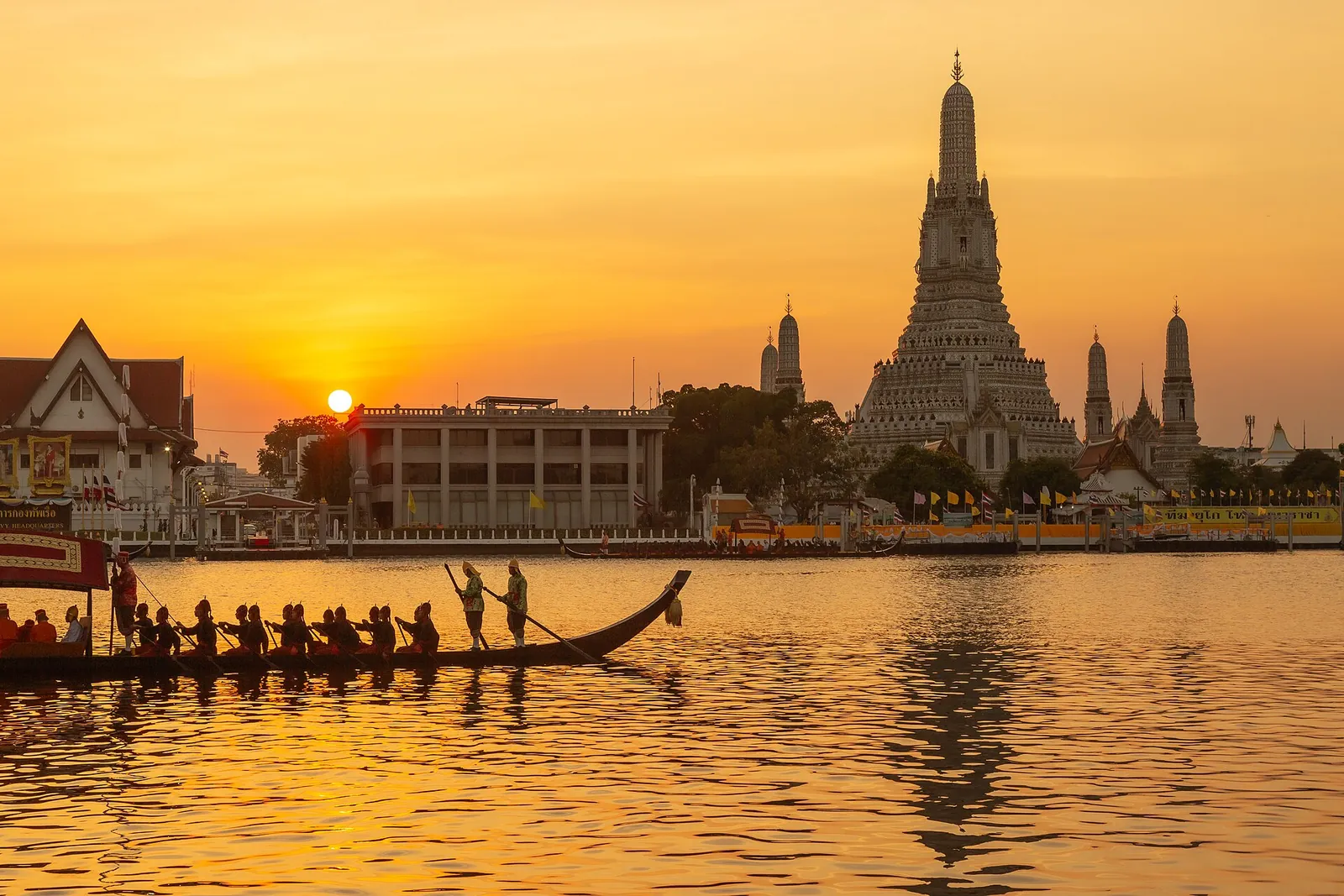 Photo: Wat Arun Ratchawararam and the Royal Barge Procession (Bangkok)